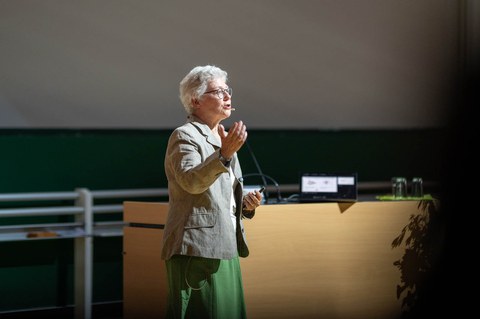 Anne L’Huillier vor ihrem Pult