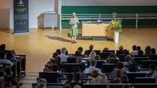 Anne L’Huillier vor ihrem Pult