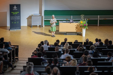 Anne L’Huillier vor ihrem Pult
