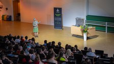 Anne L’Huillier zeigt auf ihre Folien 