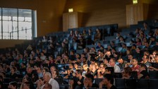 Publikum hört der Vortragenden zu