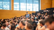 Ein junger Mann stellt der Nobelpreisträgerin Anne L´Hulillier eine Frage