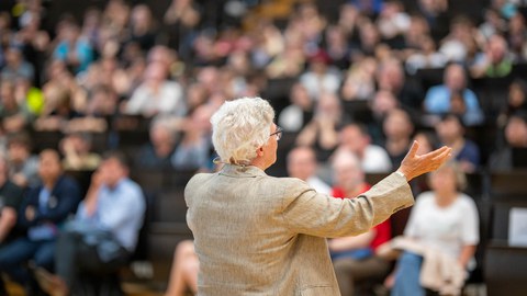 Physik Nobelpreisträgerin Anne L’Huillier von hinten vor dem Publikum
