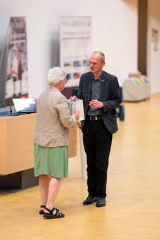 Anne L’Huillier bekommt von Prof. Dr. Carsten Timm ein Geschenk überreicht 