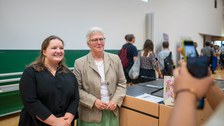 Physik Nobelpreisträgerin Anne L’Huillier posiert mit Studentin Juliane Wäntig für ein Bild