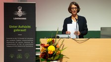 Prof. Dr. Roswitha Böhm steht am Pult des HSZ vor einem "Lohrmanns" Banner