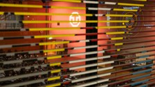 Foto von außen in den Audimax- es wird die Powerpoint von Reinhard Genzel vom Beamer an die Wand geworfen
