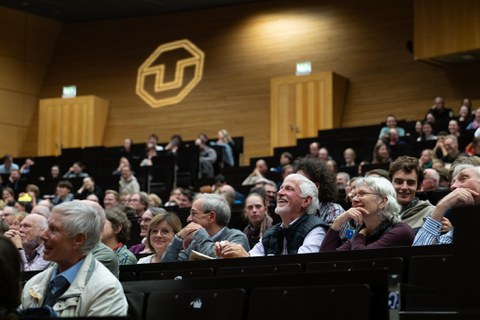 Bild des Puplikums- viele Lachen