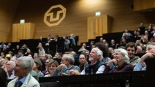 Bild des Puplikums- viele Lachen