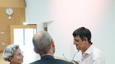 Physik Nobelpreisträger Didier Queloz mit Prof. Dr. Carsten Timm und Prof. Dr. Ursula M. Staudinger im Gespräch