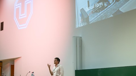Physik Nobelpreisträger Didier Queloz während seines Vortrags