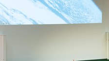 Physik Nobelpreisträger Didier Queloz am Pult vom Audimax der TU Dresden