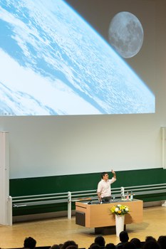 Physik Nobelpreisträger Didier Queloz am Pult vom Audimax der TU Dresden