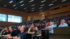 Die gefüllten Reihen des Audimax der TU Dresden beim Nobelpreisträger Vortrag von Didier Queloz