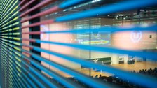 Aufnahme des Audimax der TU Dresden durch das Fenster. Am Pult steht Didier Queloz  und hält seinen Vortrag 
