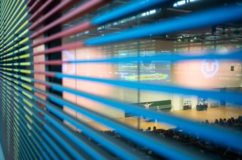 Aufnahme des Audimax der TU Dresden durch das Fenster. Am Pult steht Didier Queloz  und hält seinen Vortrag 