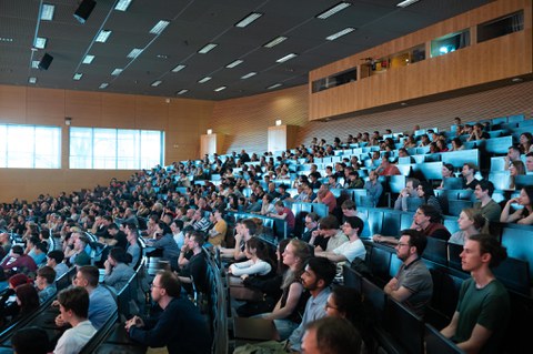 Die gefüllten Reihen des Audimax der TU Dresden beim Nobelpreisträger Vortrag von Didier Queloz
