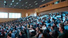 Die gefüllten Reihen des Audimax der TU Dresden beim Nobelpreisträger Vortrag von Didier Queloz