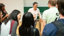 Physik Nobelpreisträger Didier Queloz im Gespräch mit Studierenden und anderen Vortrag Teilnehmenden
