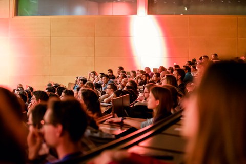 Ada Yonath im Audimax der TU Dresden