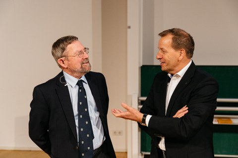 Michael Kosterlitz mit Prof. Kirschbaum