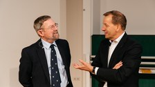 Michael Kosterlitz mit Prof. Kirschbaum