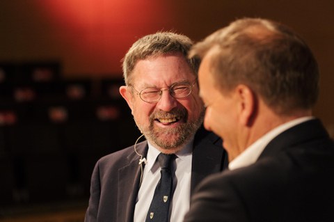 Michael Kosterlitz mit Prof. Kirschbaum