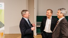 Michael Kosterlitz mit Prof. Kirschbaum und Rektor