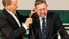 Michael Kosterlitz mit Prof. Kirschbaum