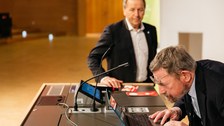 Michael Kosterlitz mit Prof. Kirschbaum