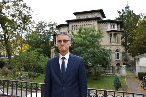 Hans-Joachim Knölker vor dem Gebäude der SAW stehend.