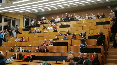 Ein Hörsaal mit Menschen.