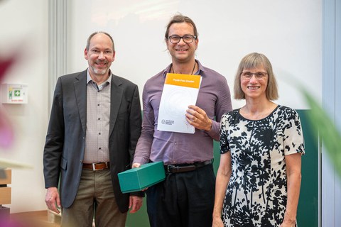 v.l.n.r. Prof. Frank Jülicher, Direktor am MPI-PKS, Preisträger Prof. Matthieu Wyart, Dekanin der Fakultät Physik, Prof. Gesche Pospiech.