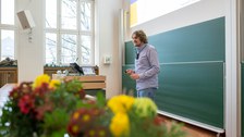 Dr. Benedikt Placke vor Tafel
