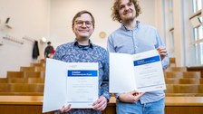 Die beiden Preisträger mit Urkunde.