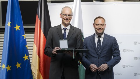 In Vertretung von Ministerpräsident Michael Kretschmer überreicht Landtagspräsident Alexander Dierks den Verdienstorden des Freistaates Sachsen an Prof. Dr. Karl Leo aus Dresden.