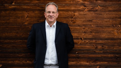 Roderich Moessner vor einer Wand stehend.