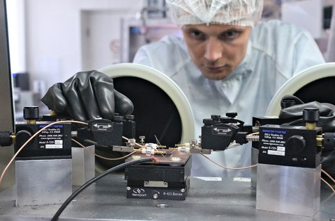 Jonas Schröder is measuring an organic photo-transistor under inert atmosphere (nitrogen) in a glovebox.