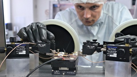 Jonas Schröder is measuring an organic photo-transistor under inert atmosphere (nitrogen) in a glovebox.