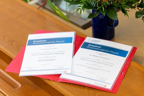 Zwei Urkunden des Dresdner Promotionspreises Physik.