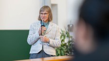 Eine Frau spricht ins Mikrofon.