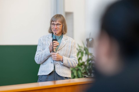 Eine Frau spricht ins Mikrofon.