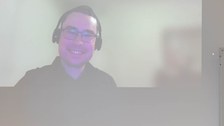Sicht auf die Videoübertragung, die einen Menschen mit Kopfhörern zeigt.