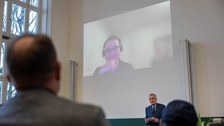 Sicht auf die Videoübertragung, die einen Menschen mit Kopfhörern zeigt.
