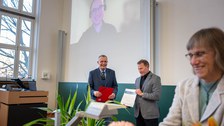 Übergaben der Urkunde.