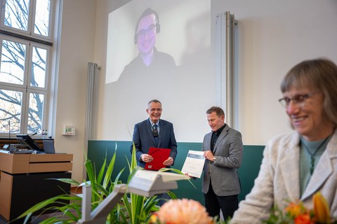 Übergaben der Urkunde.