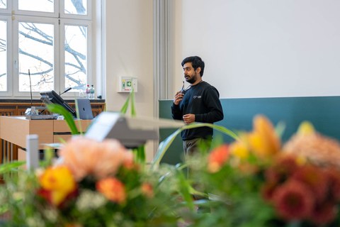 Ein Preisträger spricht ins Mikro.