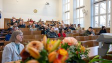 Menschen im Hörsaal sitzend.