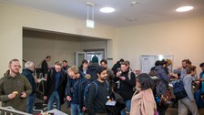 Leute sprechen miteinander im Foyer.