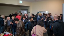 Leute sprechen miteinander im Foyer.
